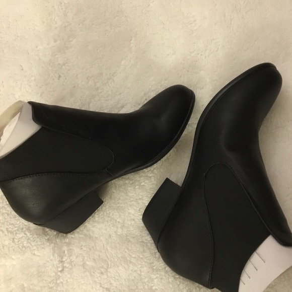 aesthetic cute boots Black Chelsea Booties - Picture 4 of 5